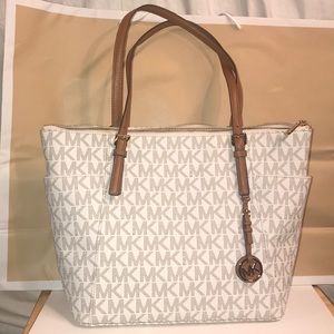 Michael Kors Jet Set Item Large EW Top Zip Tote